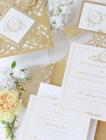 Invito a nozze tascabile in pizzo vintage dorato con taglio laser e glitter + busta