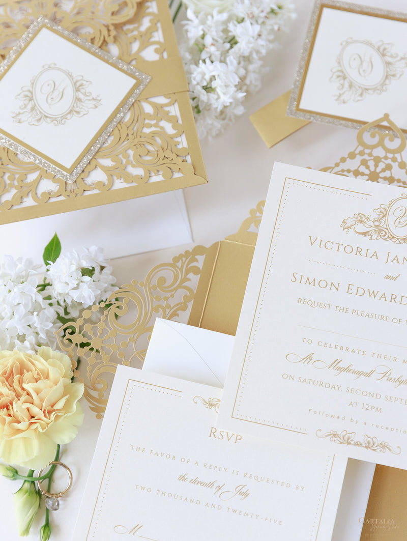 Invito a nozze tascabile in pizzo vintage dorato con taglio laser e glitter + busta