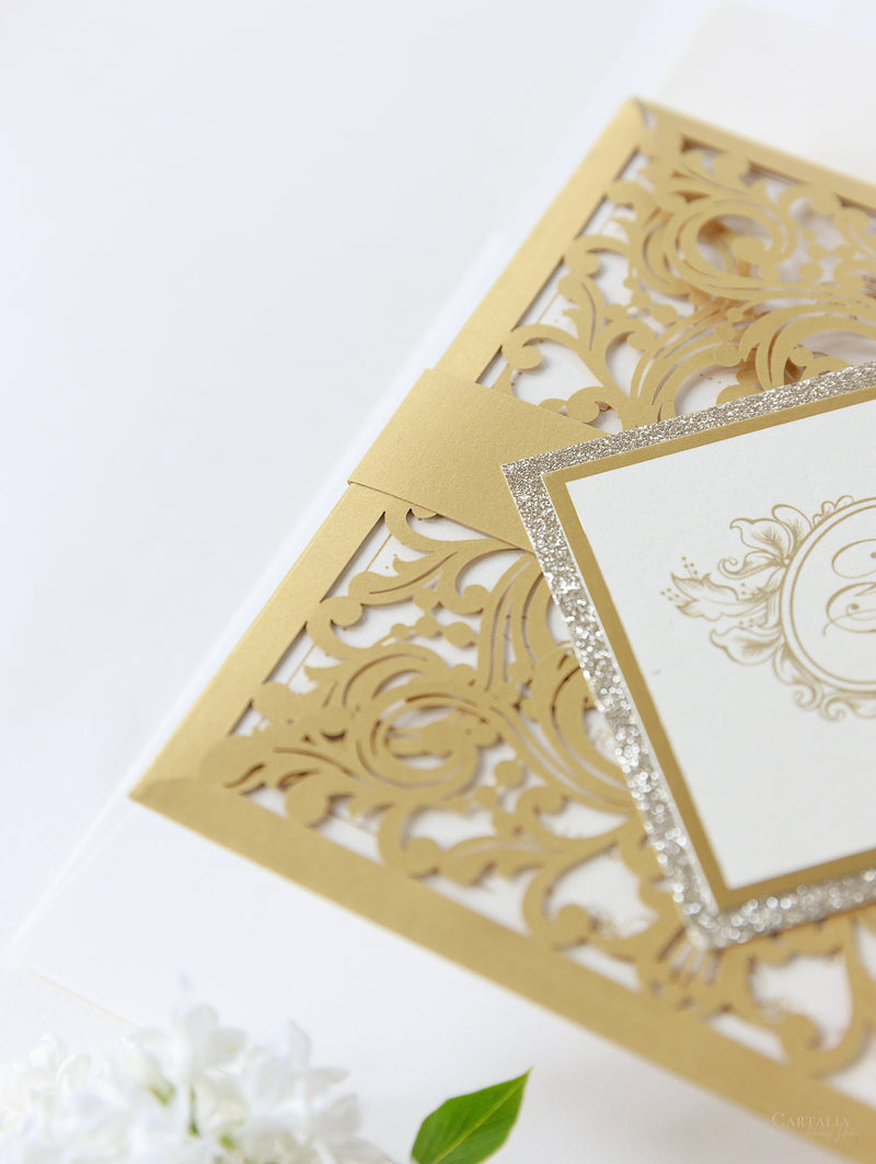 Invito a nozze tascabile in pizzo vintage dorato con taglio laser e glitter + busta