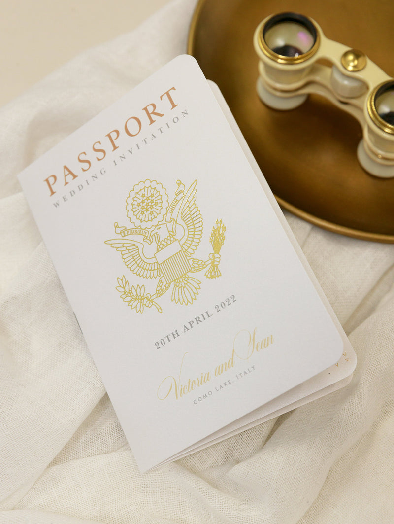 Invito a nozze con passaporto dorato - aereo di lusso inciso su passaporto in plexi color oro e matrimonio con destinazione in vera lamina d'oro