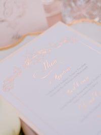 Menu de plaque de luxe avec bord de pont et feuille d'or rose monogramme