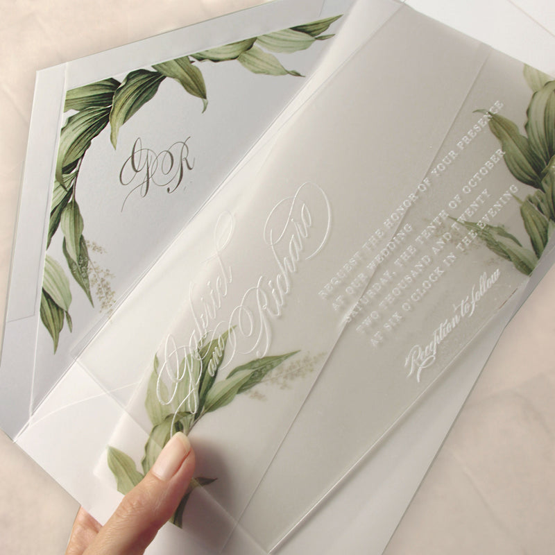 Avvolgimento in pergamena botanica con invito in plexi acrilico trasparente di design - inciso