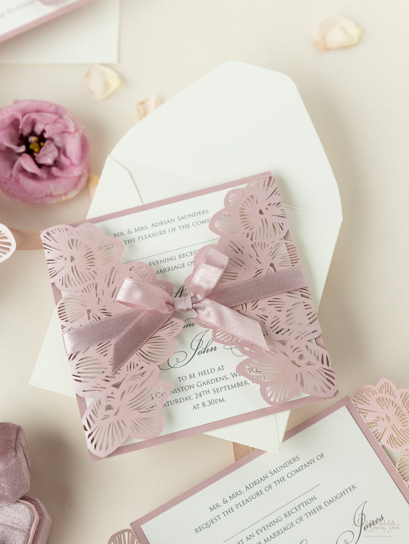 Invito serale di nozze apribile con taglio laser con orchidea intricata