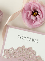 Nome del tavolo autoportante Mongram tagliato al laser con orchidea intricata