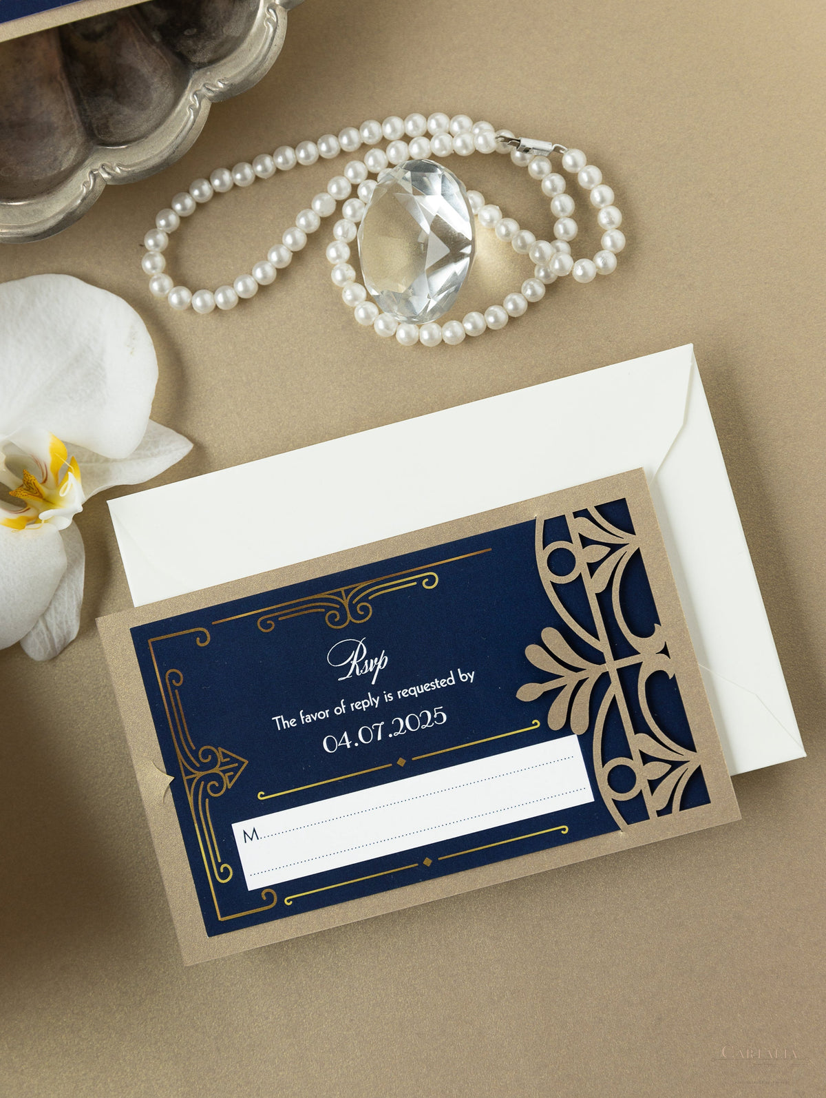 Tarjeta RSVP de boda plegable con corte láser del Gran Gatsby Art Déco dorado
