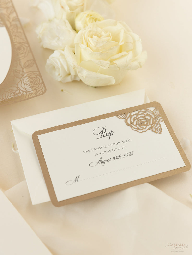 Elegante invito per il giorno delle nozze con rose tagliate al laser in oro antico
