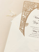 Elegante invito per il giorno delle nozze con rose tagliate al laser in oro antico