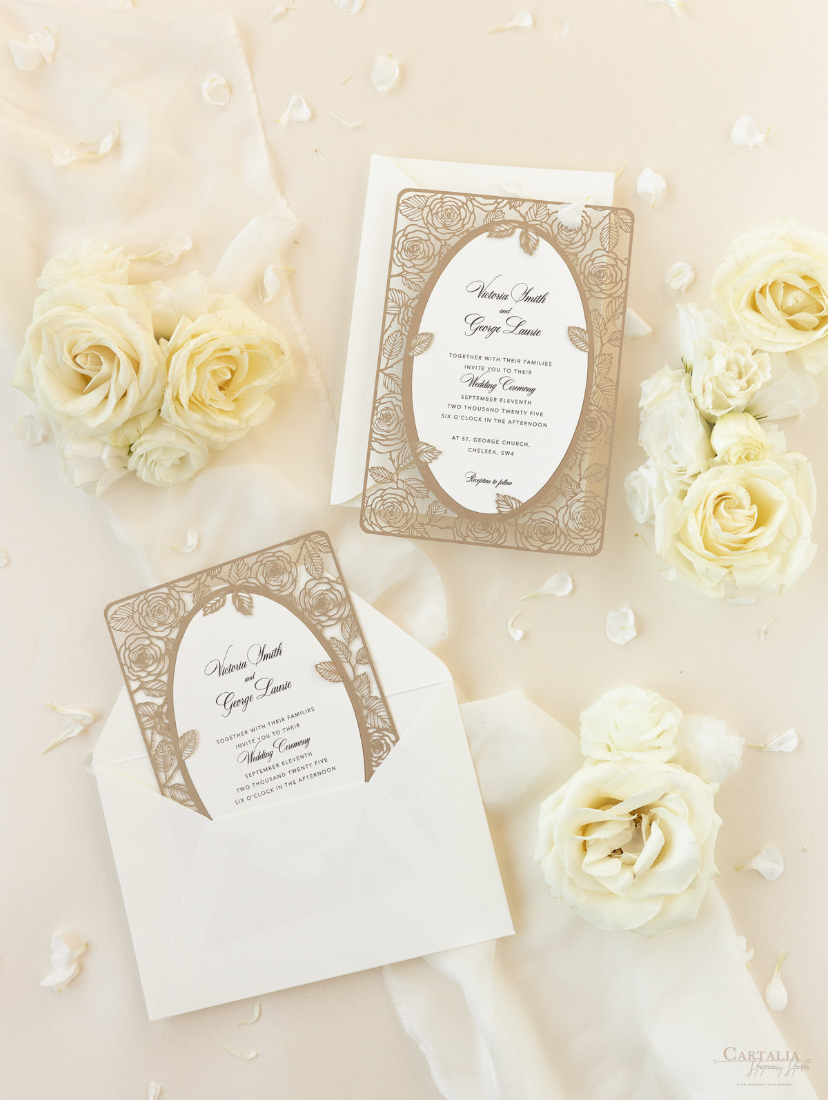 Élégant laser coupé roses invitation le jour du mariage dans le vieil or