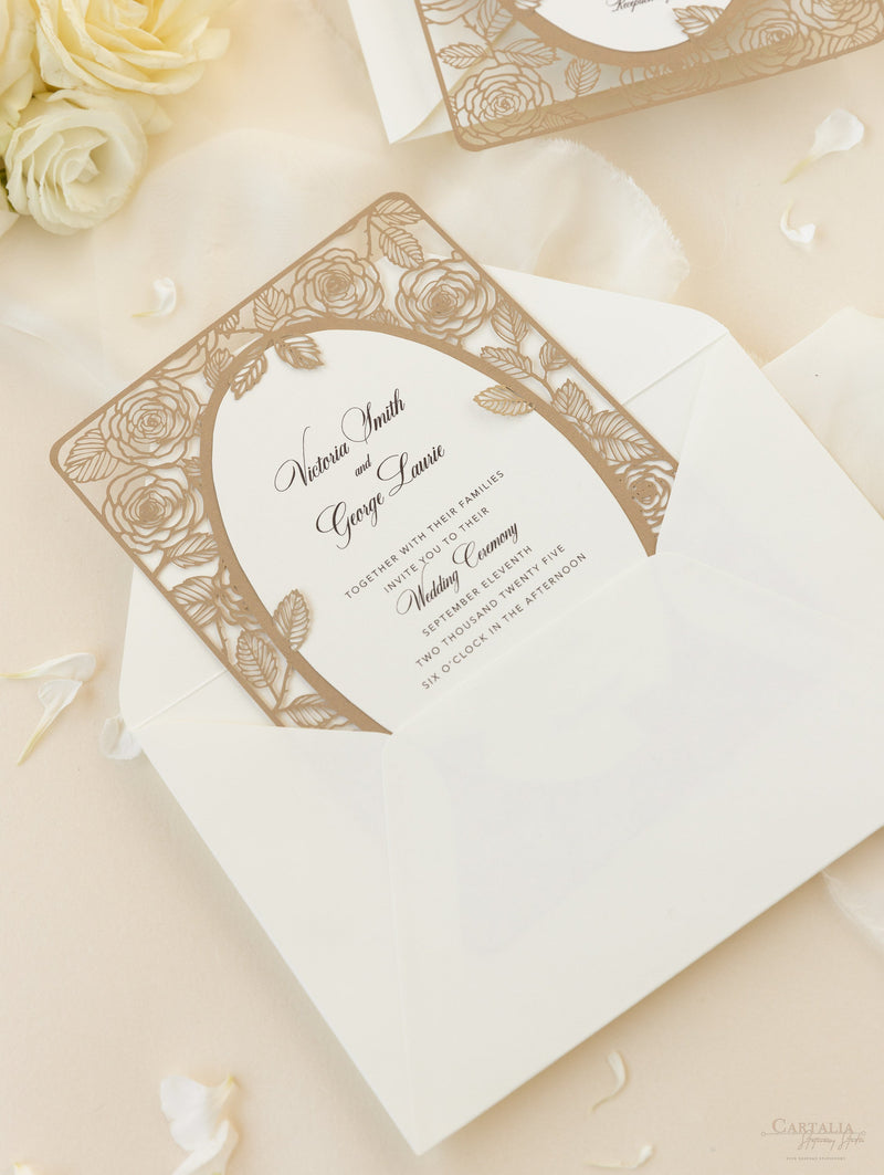 Elegante invito per il giorno delle nozze con rose tagliate al laser in oro antico