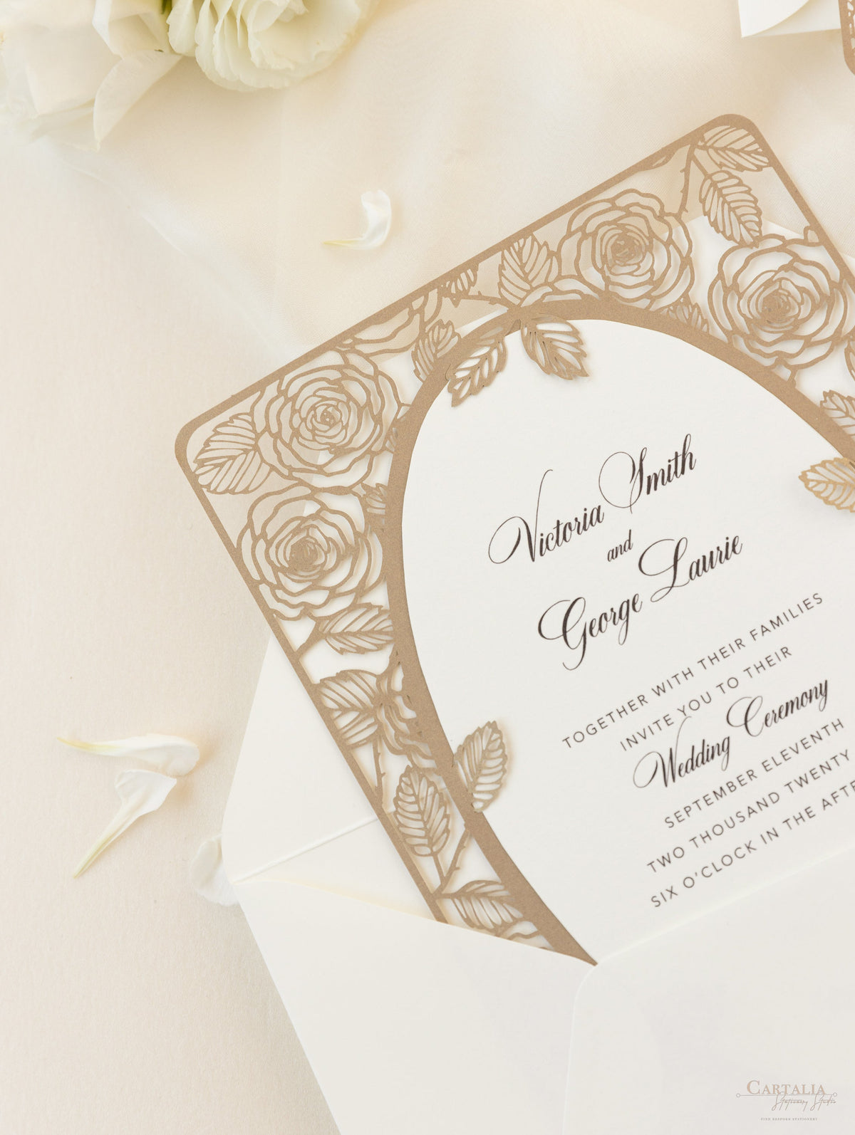 Élégant laser coupé roses invitation le jour du mariage dans le vieil or