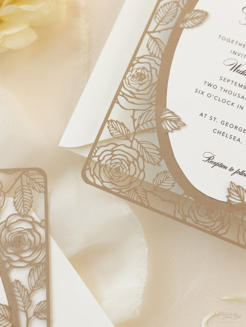 Elegante invito per il giorno delle nozze con rose tagliate al laser in oro antico