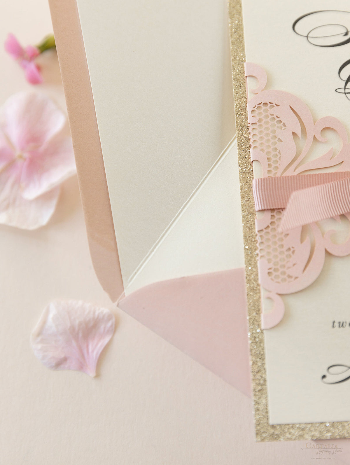 Rose Pink Opulence Luxury Gatefold Sauvez la date avec des paillettes dorées et une enveloppe