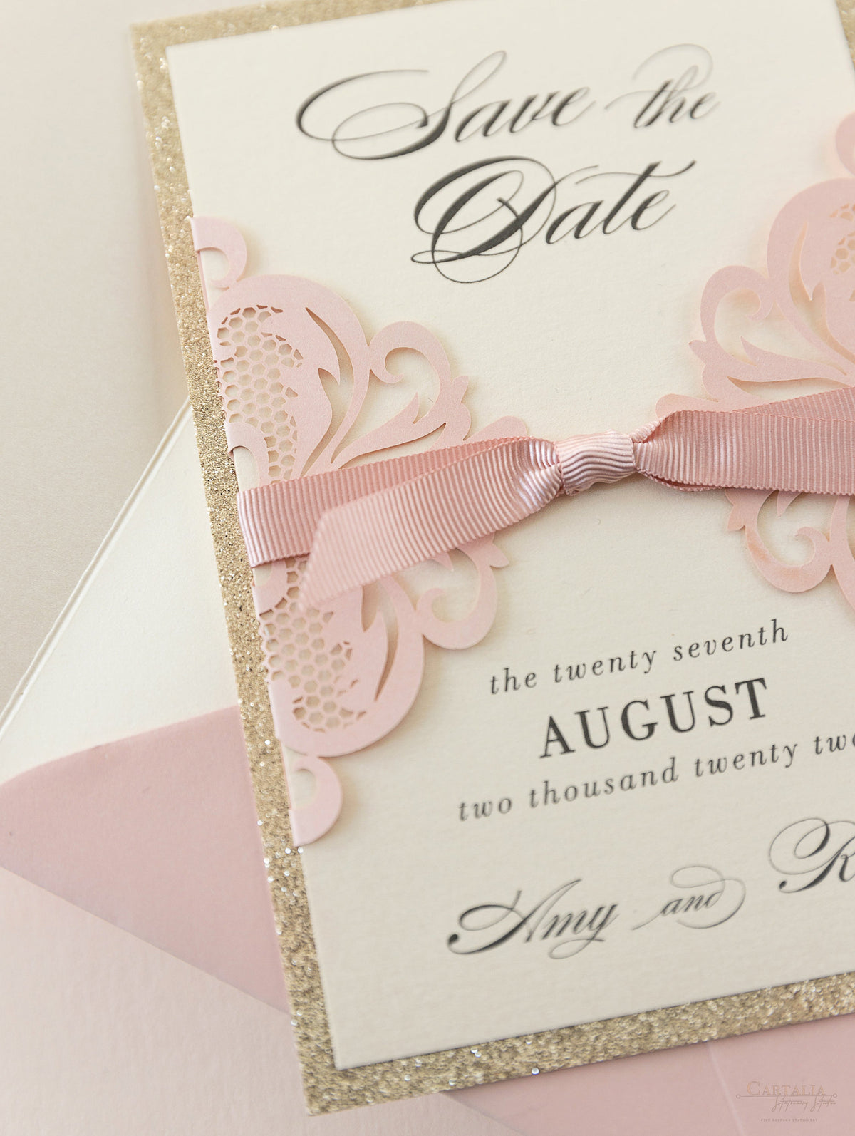 Rose Pink Opulence Luxury Gatefold Sauvez la date avec des paillettes dorées et une enveloppe