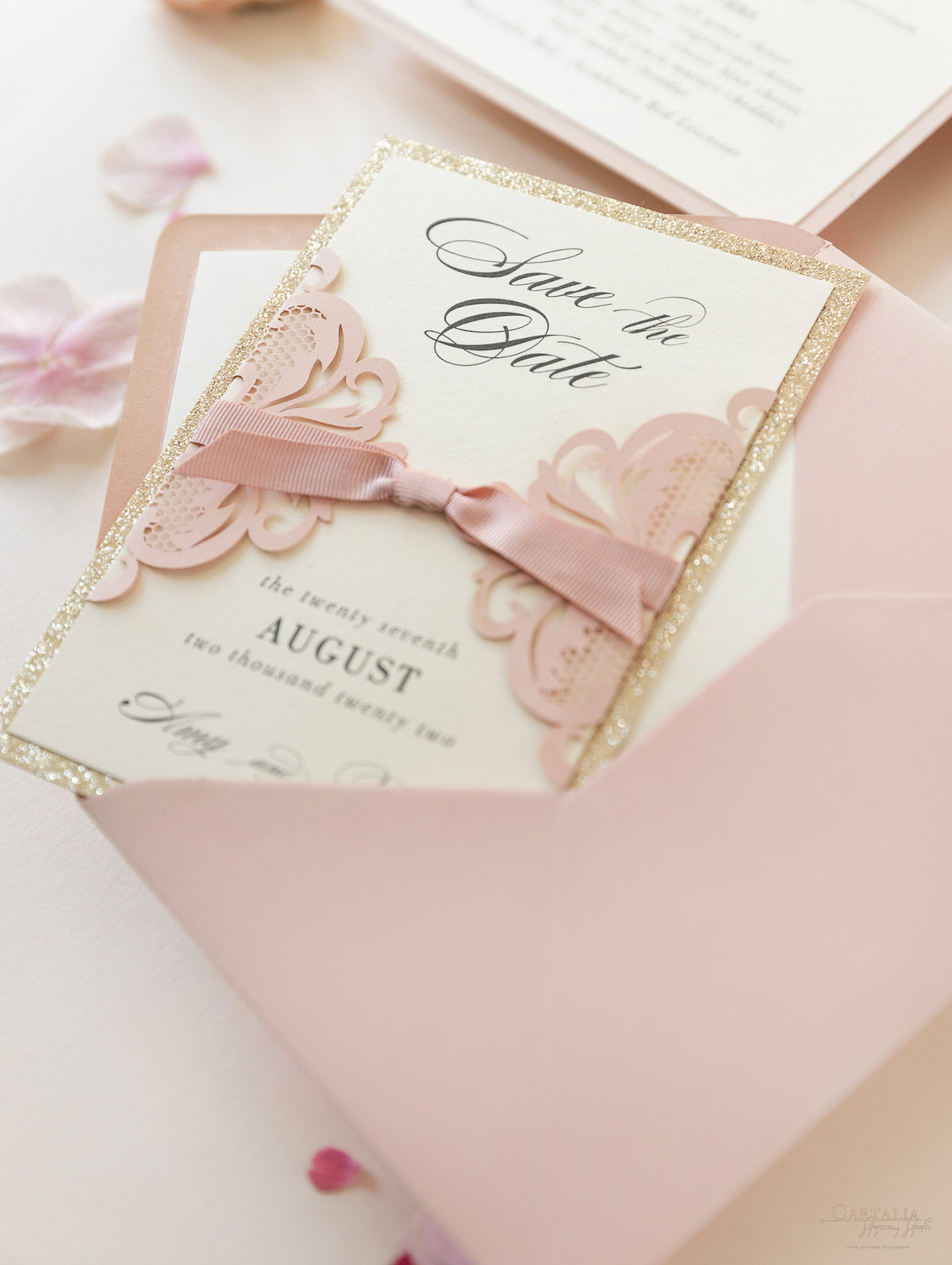 Rose Pink Opulence Luxury Gatefold Sauvez la date avec des paillettes dorées et une enveloppe