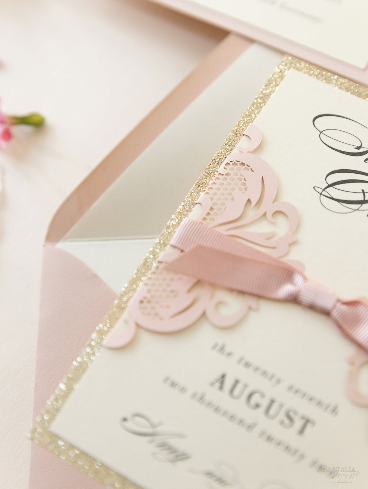 Rose Pink Opulence Luxury Gatefold Salva la data con glitter dorati e busta