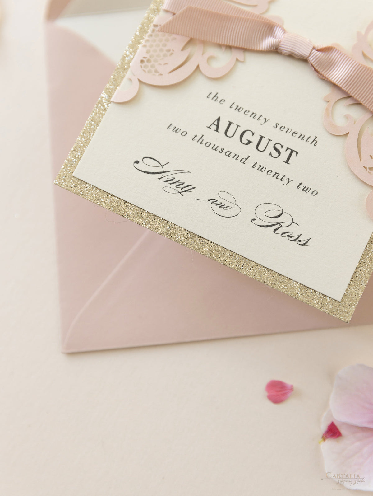 Rose Pink Opulence Luxury Gatefold Sauvez la date avec des paillettes dorées et une enveloppe