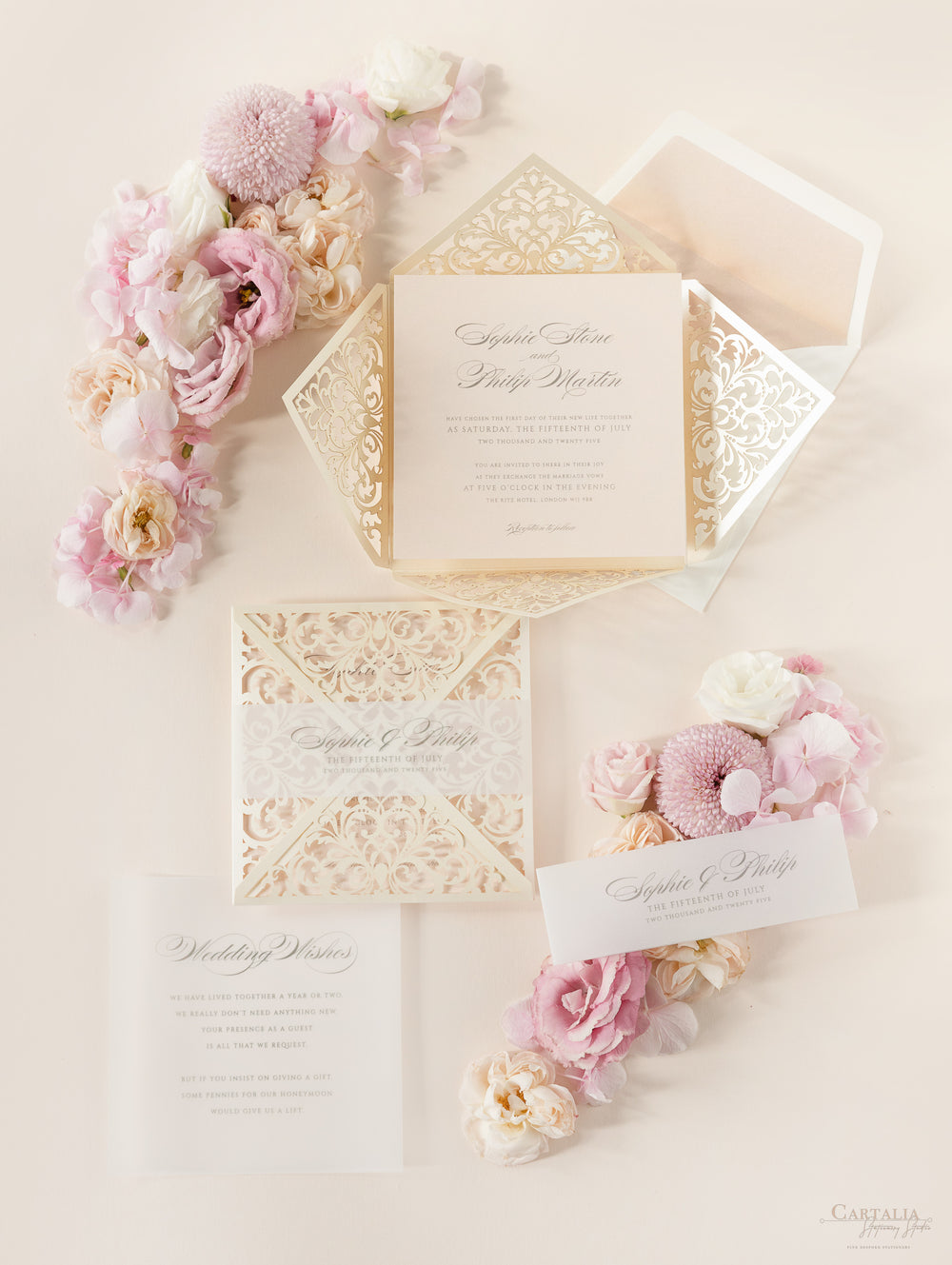 Decorato Con Fiori Freschi Torta Bianca Nuda Una Torta Elegante Per Matrimoni E Compleanni E Decorato Con Fiori Freschi Torta Bianca Nuda Una Torta Elegante Per Matrimoni E Compleanni E