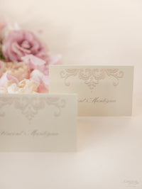 Tarjeta de lugar de encaje decorativo champán