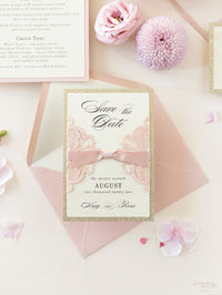 Rose Pink Opulence Luxury Gatefold Sauvez la date avec des paillettes dorées et une enveloppe