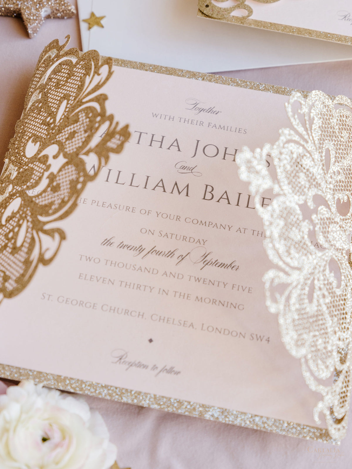 Set di inviti di nozze con taglio laser glitter oro scintillante con fascia per pancia monogramma