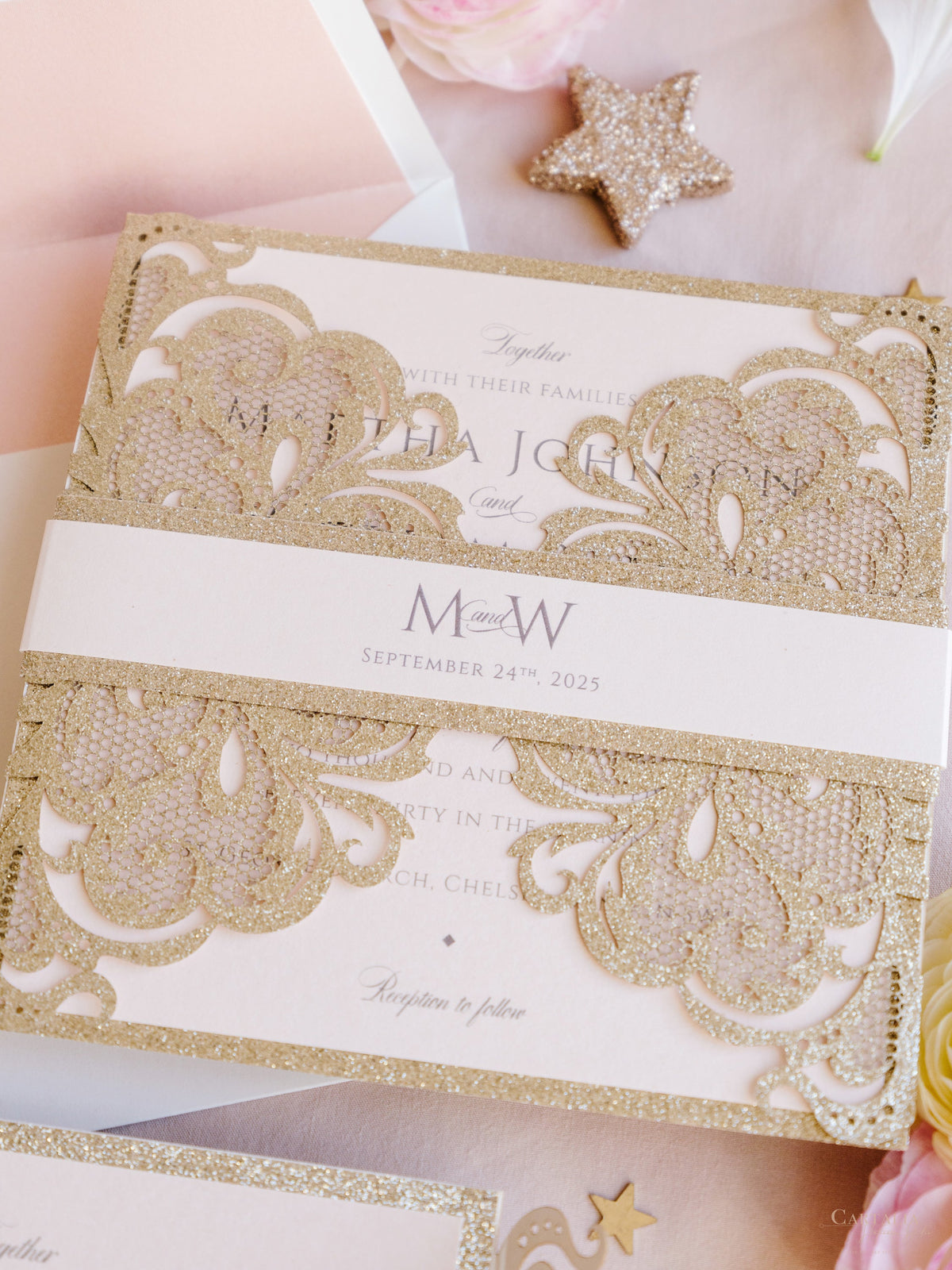 Set di inviti di nozze con taglio laser glitter oro scintillante con fascia per pancia monogramma