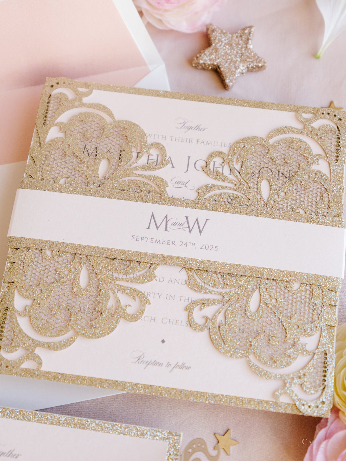 Gold Glitter Sparkle Laser Cut Set Invitation de mariage avec monogramme de ventre monogramme