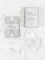 Invito per il giorno delle nozze apribile con taglio laser bianco inverno e fiocco di neve con supporto glitterato