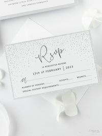 Invitación plegable para el día de la boda con corte láser y copo de nieve de invierno blanco con respaldo de purpurina