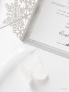 Invito per il giorno delle nozze apribile con taglio laser bianco inverno e fiocco di neve con supporto glitterato