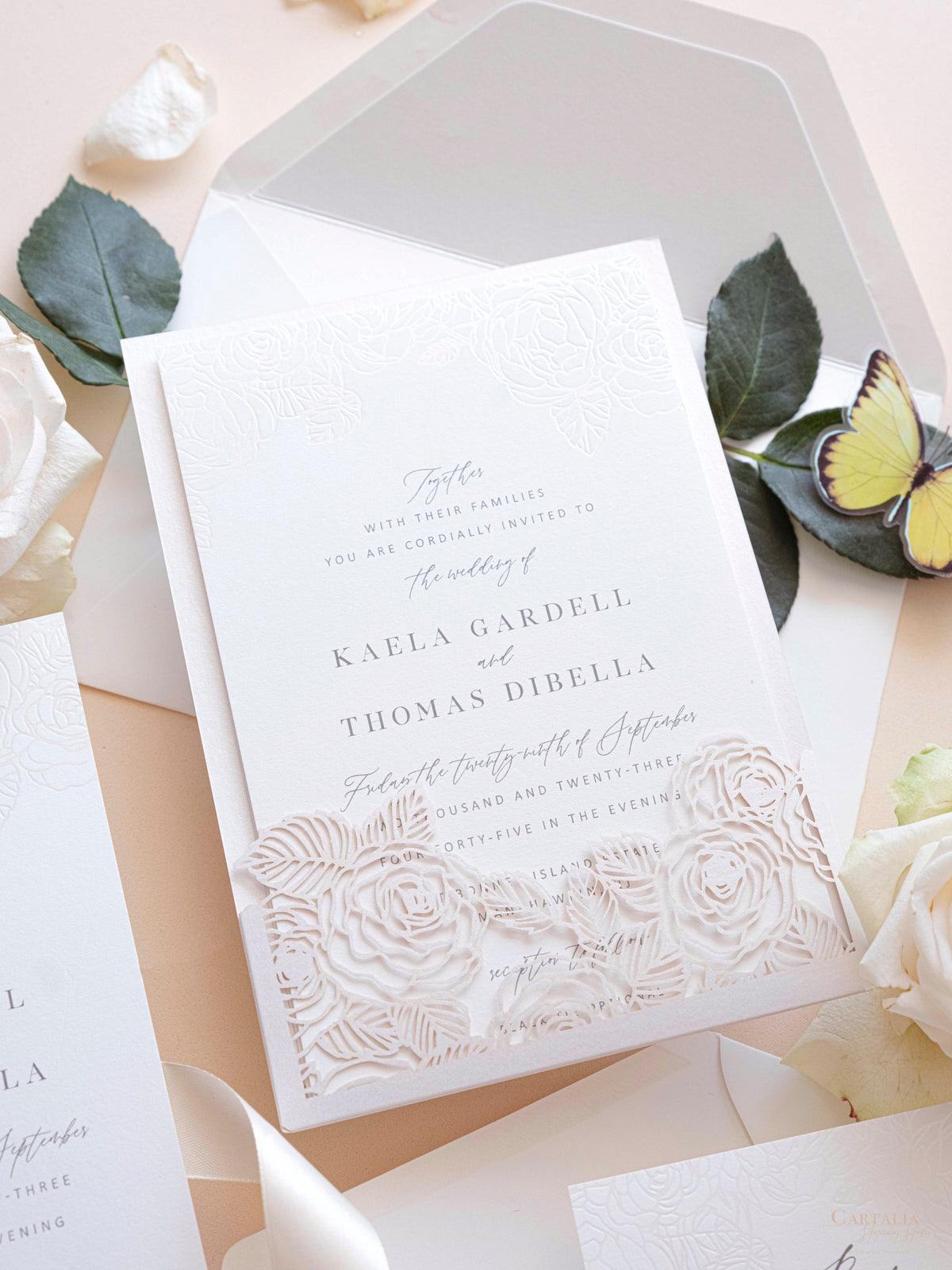 Cartella Tasca Perla Foil Intricata Suite di rose tagliate al laser con carta Rsvp