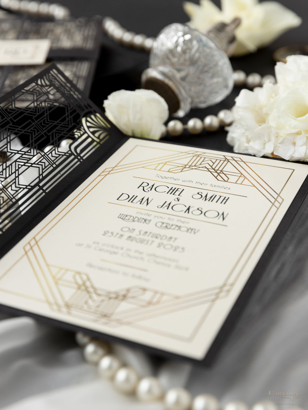 Cancello Art Deco nero intricato tagliato al laser, invito a nozze Grande Gatsby con monogramma della fascia di pancia