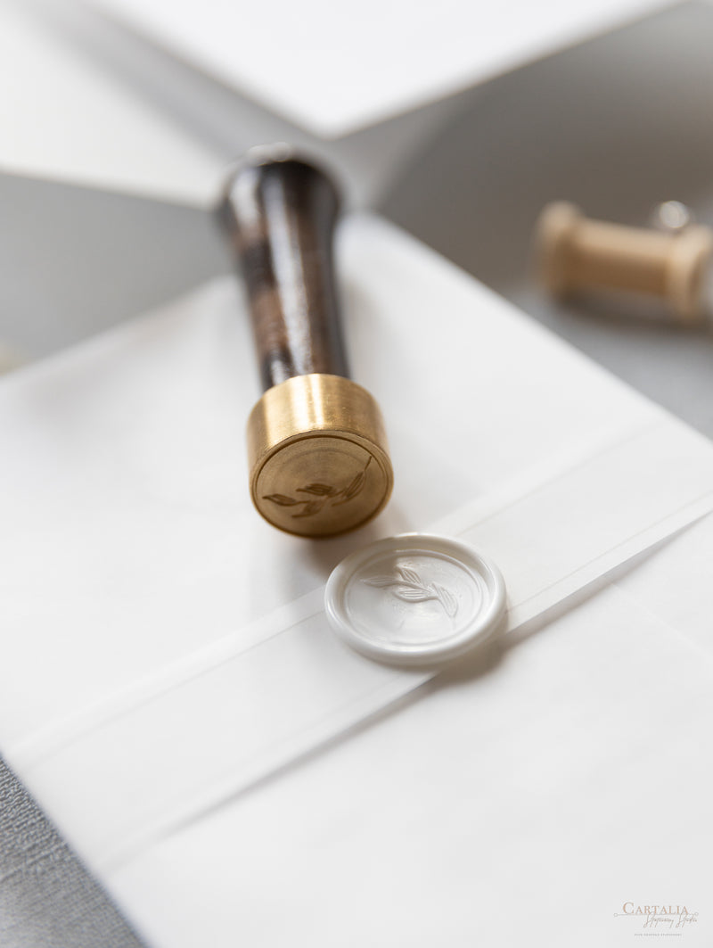 Suite per inviti di nozze con rivestimento in pergamena calligrafica moderna con sigillo in cera bianca