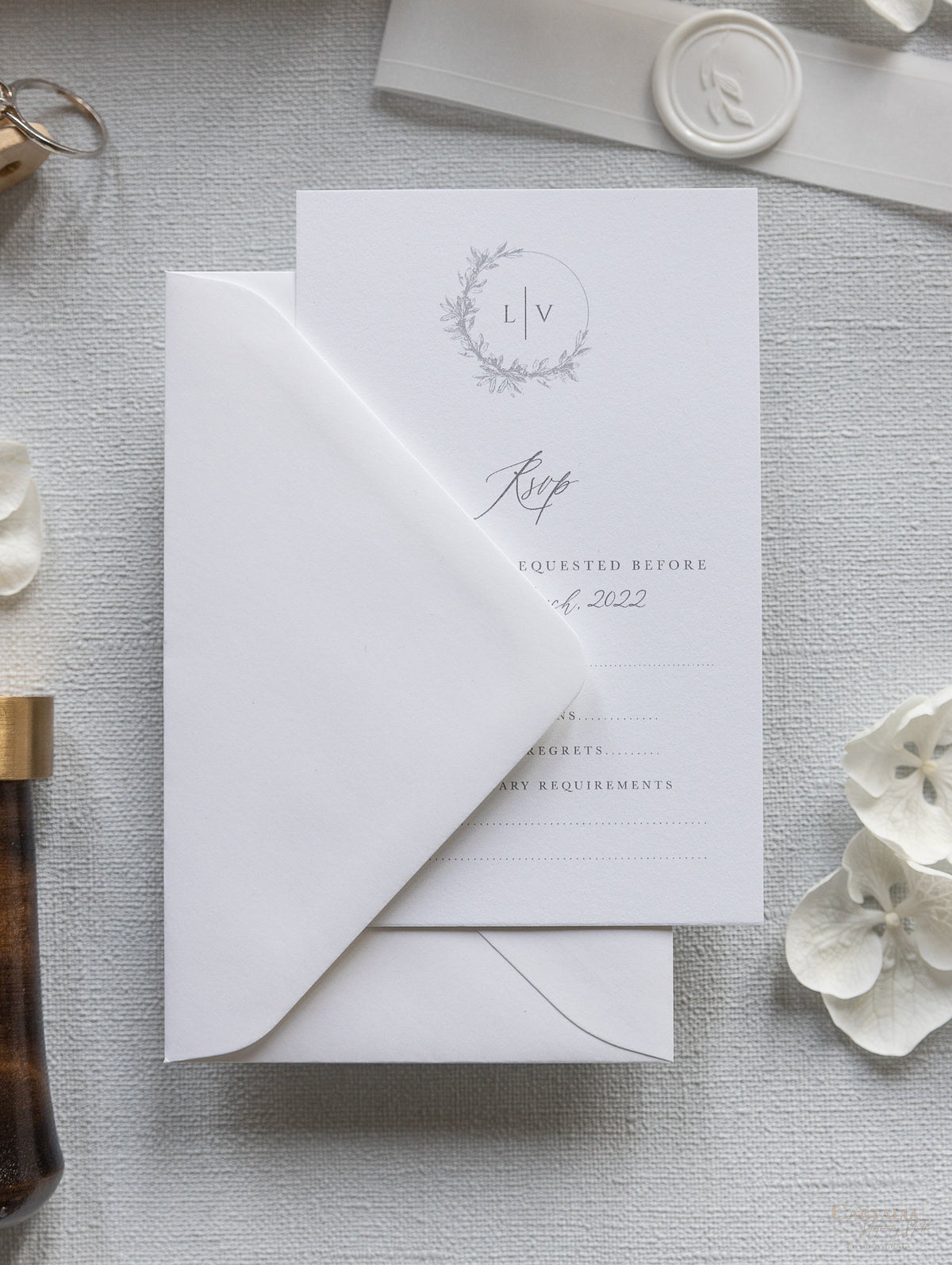 Suite per inviti di nozze con rivestimento in pergamena calligrafica moderna con sigillo in cera bianca