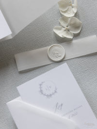 Suite de invitación de boda con envoltura de pergamino de caligrafía moderna con sello de cera blanca