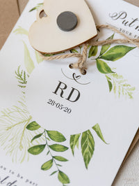 Magnete da frigo Save the Date con cuore inciso in legno e fogliame verde