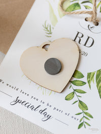 Magnete da frigo Save the Date con cuore inciso in legno e fogliame verde