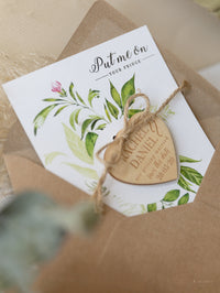 Magnete da frigo Save the Date con cuore inciso in legno e fogliame verde