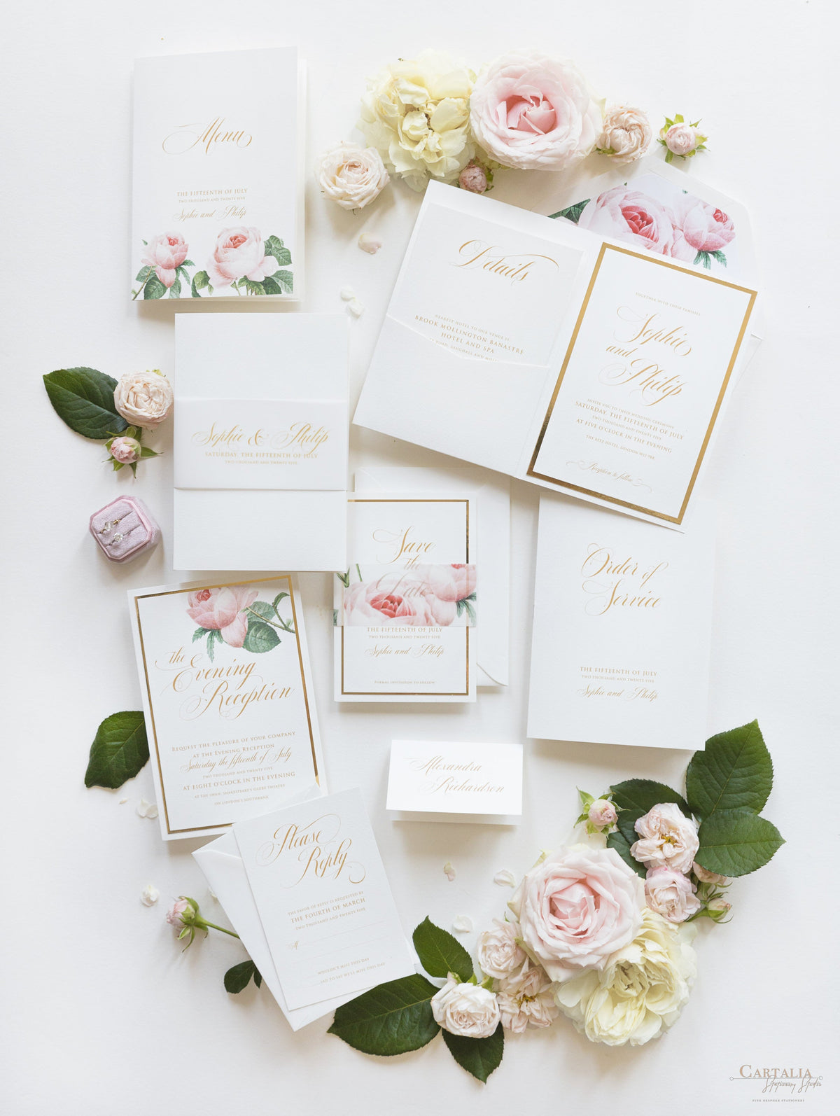 Lussuosa lamina d'oro e rose romantiche color crema SAVE THE DATE con fascia in pergamena