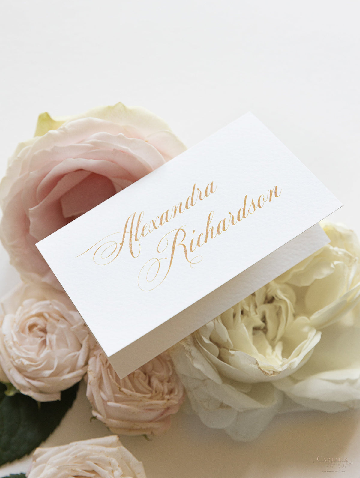 Segnaposto calligrafico con rose romantiche