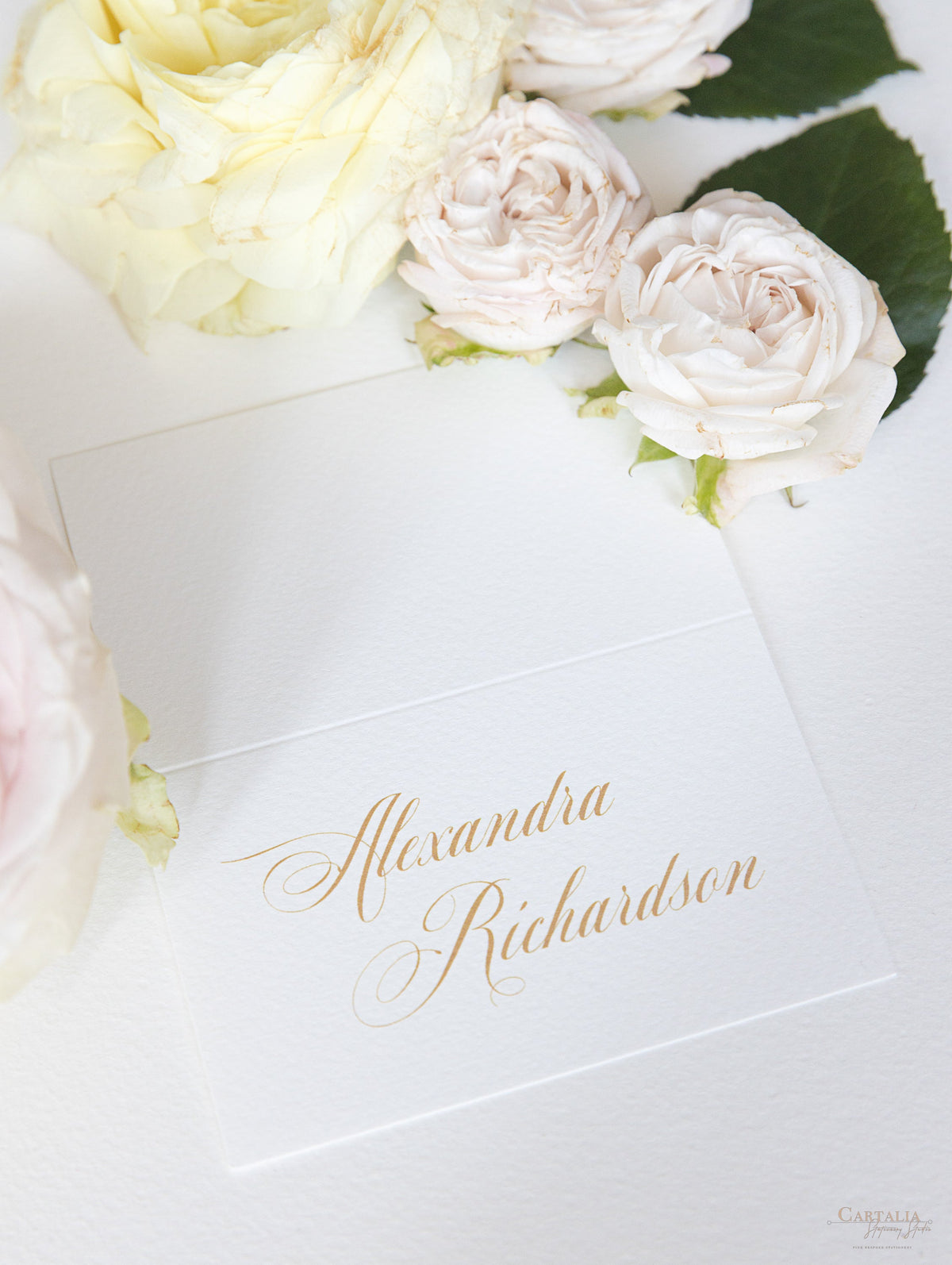 Segnaposto calligrafico con rose romantiche