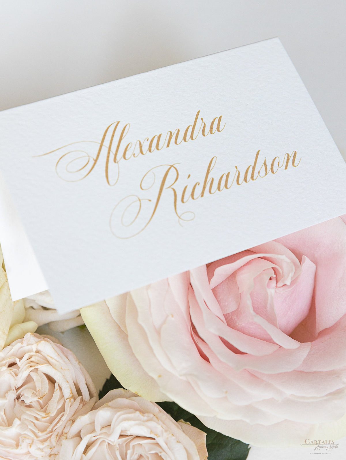 Segnaposto calligrafico con rose romantiche