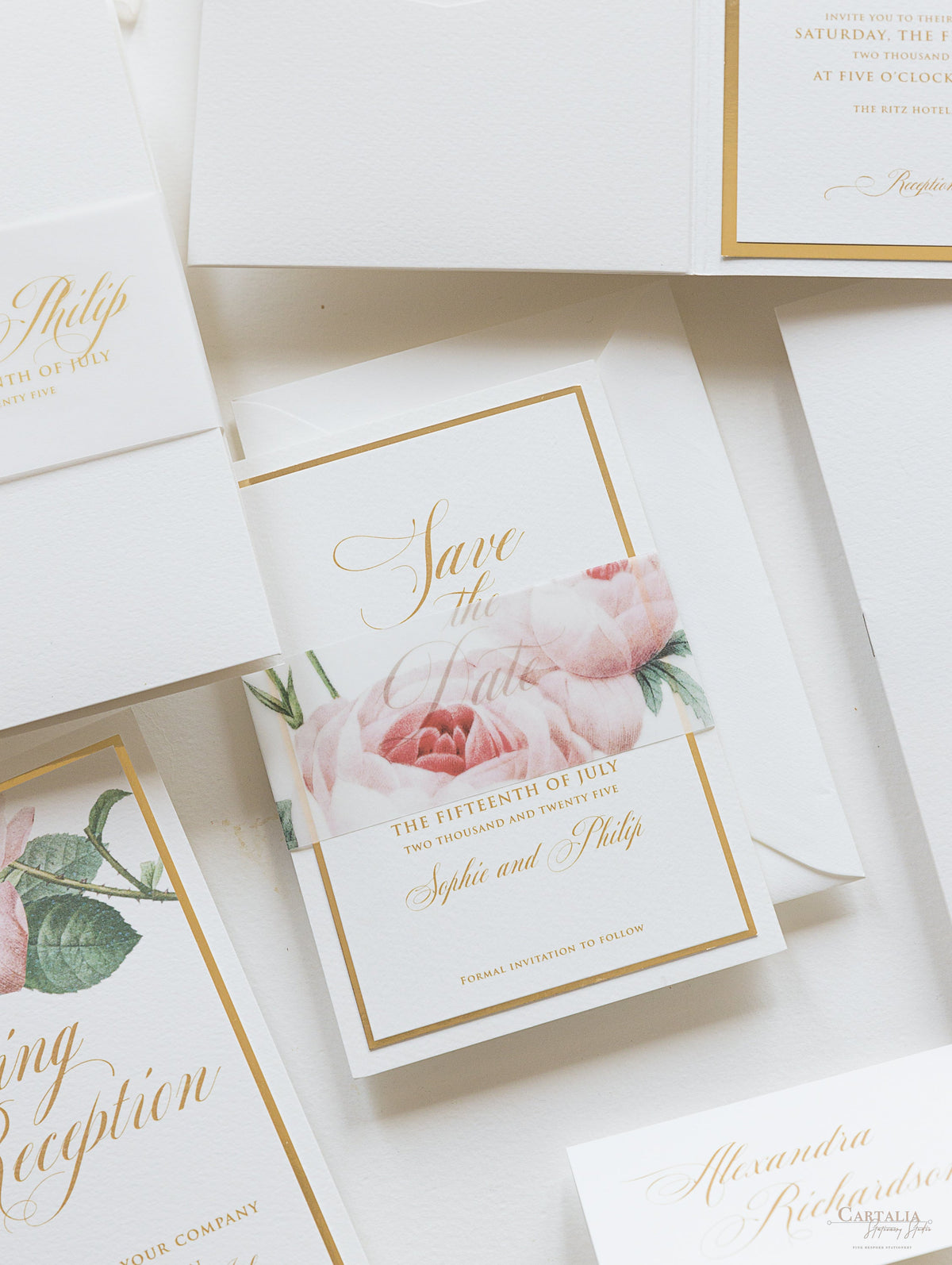 Lussuosa lamina d'oro e rose romantiche color crema SAVE THE DATE con fascia in pergamena