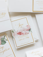 Lussuosa lamina d'oro e rose romantiche color crema SAVE THE DATE con fascia in pergamena