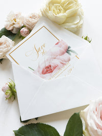 Lussuosa lamina d'oro e rose romantiche color crema SAVE THE DATE con fascia in pergamena