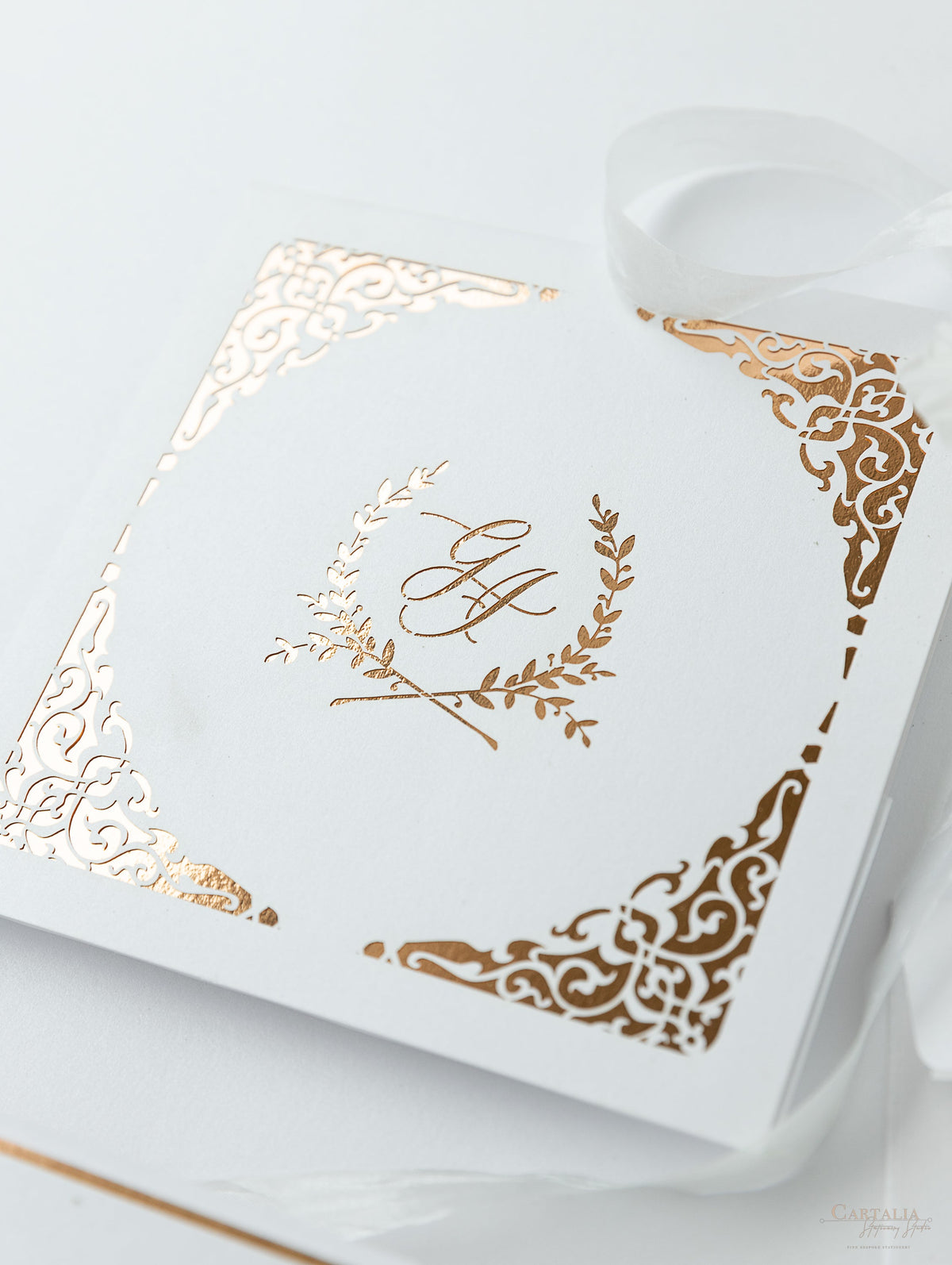 Tasca quadrata per invito a nozze con monogramma tagliato a laser in lamina d'oro rosa