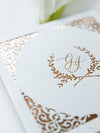 Tasca quadrata per invito a nozze con monogramma tagliato a laser in lamina d'oro rosa