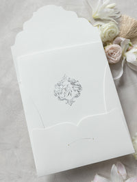 Dossier carré en papier d'aluminium avec enveloppe de bord pantée poche ivoire avec une suite de mariage monogramme en papier d'aluminium
