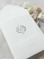 Cartella quadrata regale in lamina con busta con bordo increspato Tasca avorio con suite nuziale con monogramma in lamina