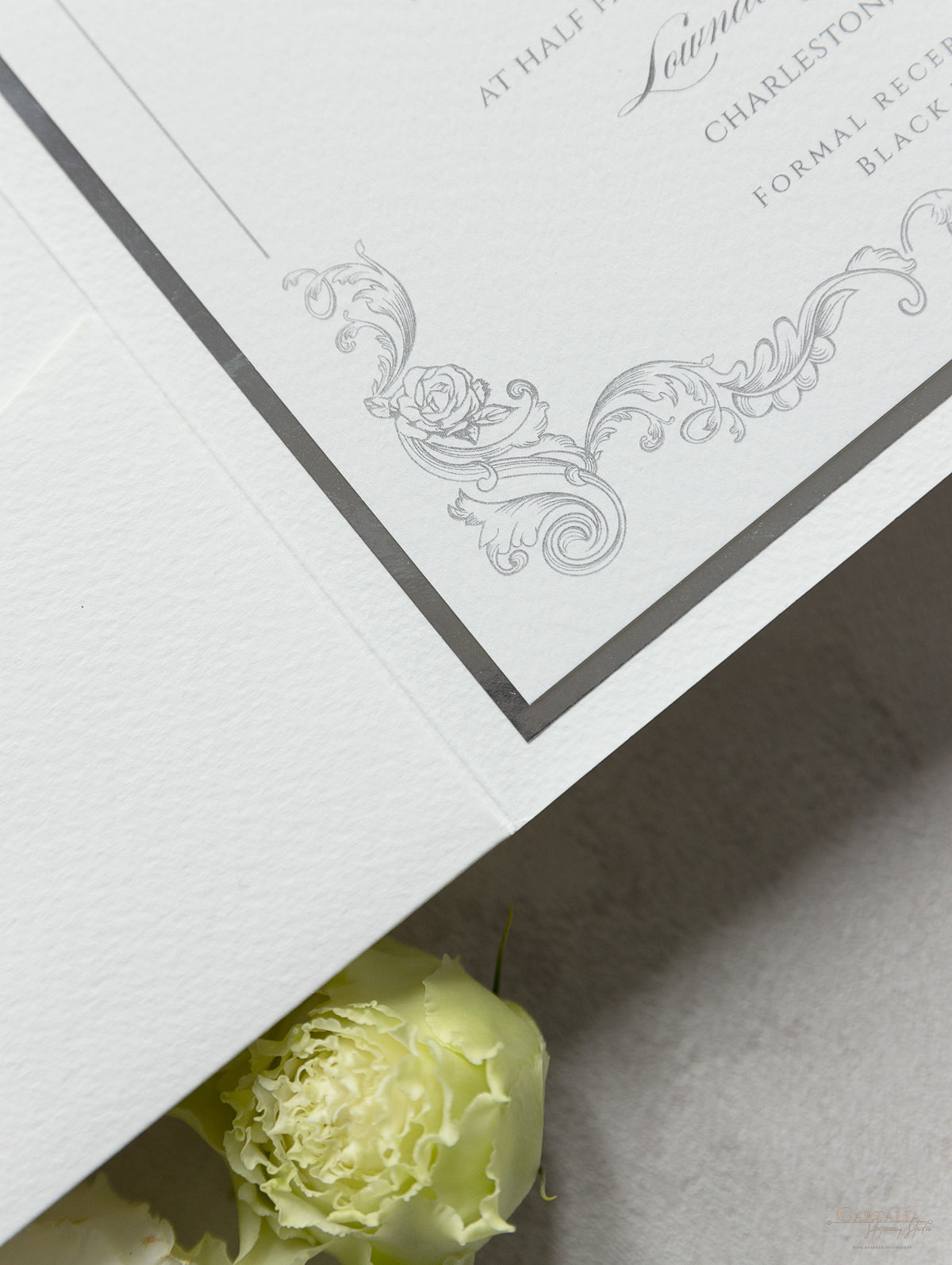 Dossier carré en papier d'aluminium avec enveloppe de bord pantée poche ivoire avec une suite de mariage monogramme en papier d'aluminium