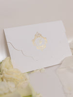 Suite di lusso tascabile in lamina d'oro Invito serale abbinato con monogramma in lamina d'oro + busta personalizzata fustellata